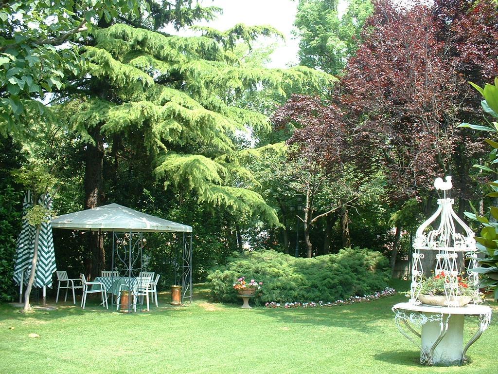Hotel Il Rustichello Lonato Exterior foto