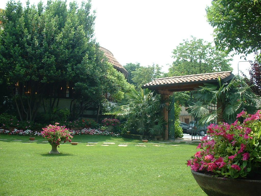 Hotel Il Rustichello Lonato Exterior foto
