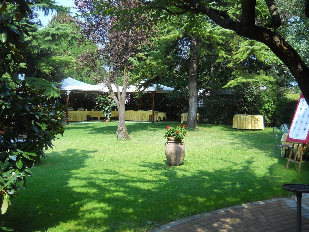 Hotel Il Rustichello Lonato Exterior foto