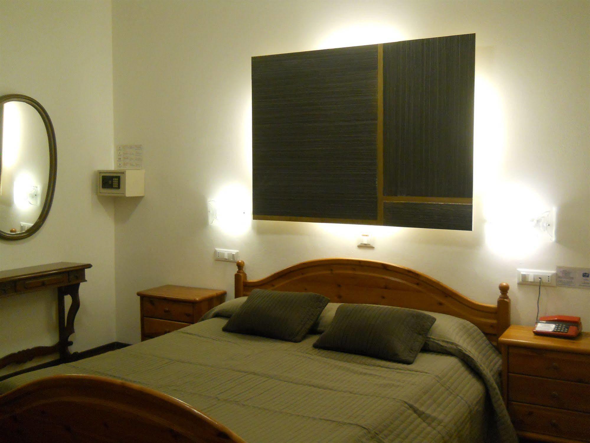 Hotel Il Rustichello Lonato Exterior foto